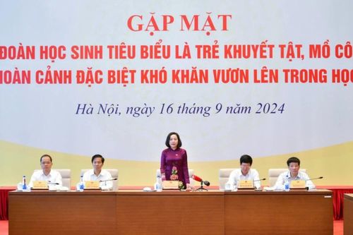 Phó Chủ tịch Quốc hội Nguyễn Thị Thanh gặp mặt học sinh tiêu biểu có hoàn cảnh đặc biệt khó khăn