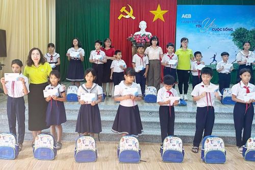 ACB trao quà cho học sinh vượt khó