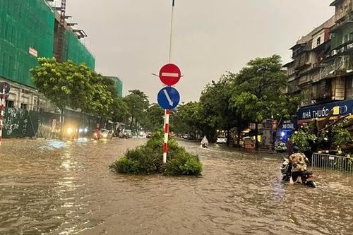 Hà Nội lại ngập sâu sau cơn mưa lớn rạng sáng 16/9