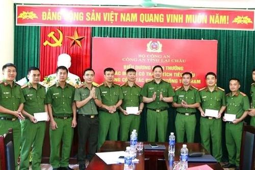 Khen thưởng Công an xã bắt hai đối tượng, thu 6 bánh ma túy