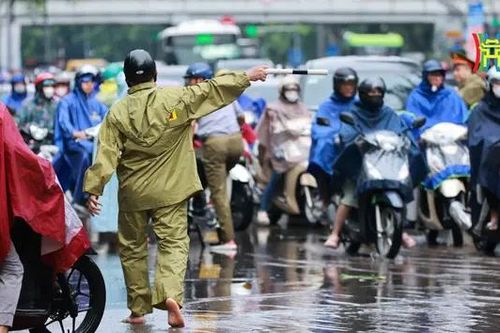 Lực lượng chức năng vất vả điều tiết giao thông sau mưa lớn
