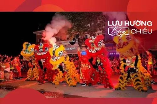 Trăng rằm soi sáng bước lân vui