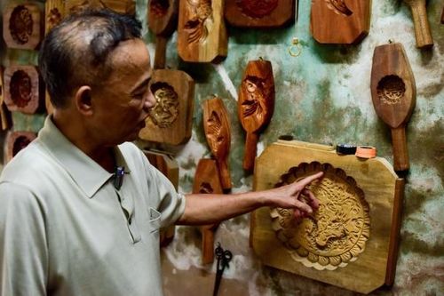 Người lưu giữ Trung thu trong từng thớ gỗ