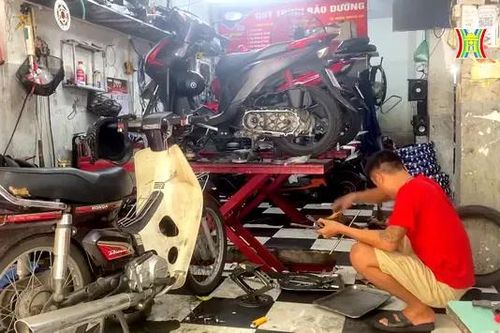 Cửa hàng sửa xe máy bận rộn trong ngày mưa