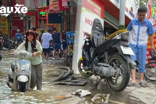 Cửa hàng sửa xe máy bận rộn trong ngày mưa | Bản tin Tàu và Xe | 16/09/2024