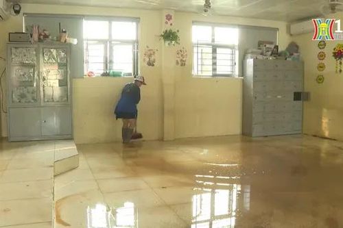 Khẩn trương vệ sinh trường học sau mưa lũ