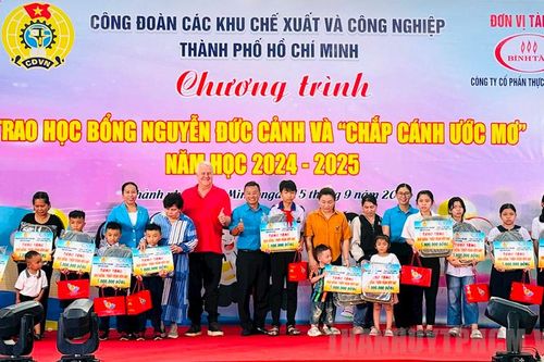 Gần 80 suất học bổng Nguyễn Đức Cảnh và 'Chắp cánh ước mơ' tặng học sinh hoàn cảnh đặc biệt khó khăn