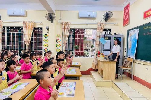 Nhiều trường học ở các tỉnh 'tâm lũ' đón học sinh trở lại
