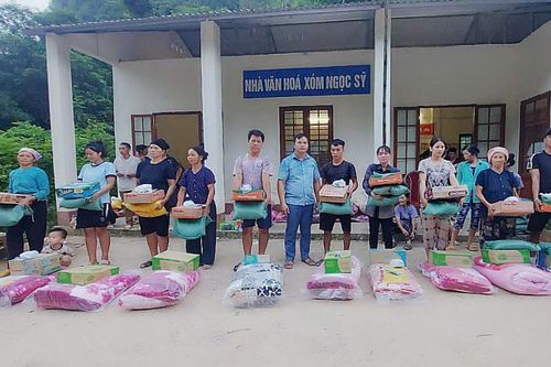 Hàng hóa cứu trợ từ điểm trung chuyển Thành phố đến tay người dân xã Đa Thông (Hà Quảng)