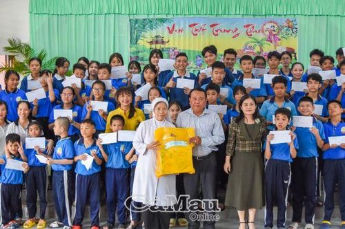 Thăm, tặng quà trẻ em nhân dịp Tết trung thu 2024