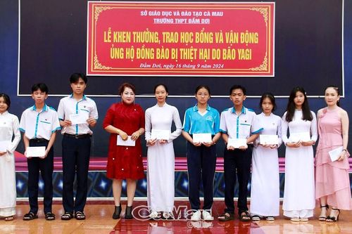 Trường THPT Đầm Dơi trao tặng học bổng cho học sinh đầu năm học mới