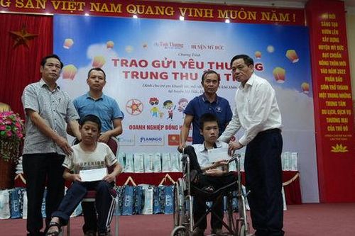 Trao 300 suất quà cho trẻ em khuyết tật, trẻ em khó khăn tại huyện Mỹ Đức