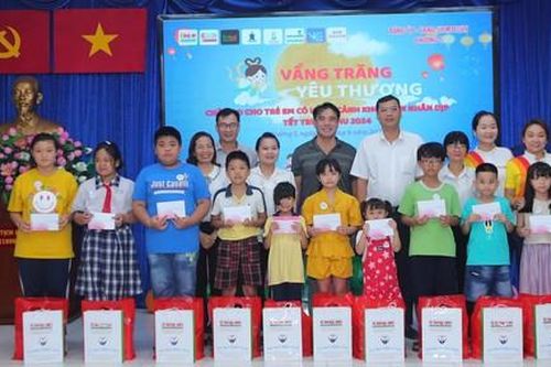 Trăng rằm nơi phố thị
