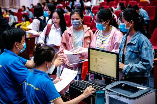 Các khoản phí bủa vây tân sinh viên, 'con đi học cả nhà phải nhịn miệng'