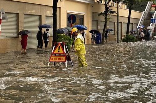 Mưa lớn sáng đầu tuần, nhiều phố Hà Nội ngập trong nước
