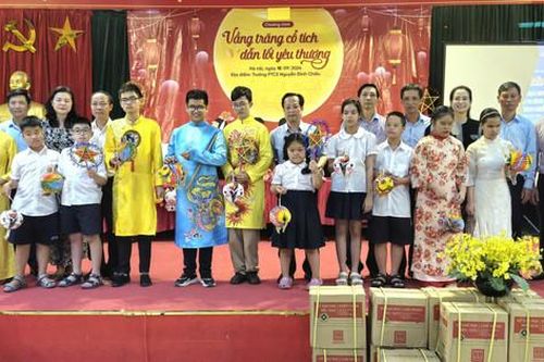 150 học sinh trường chuyên biệt được nhận quà Trung thu