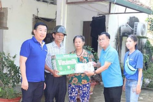 Báo Hànôịmới và Công ty Vinamilk trao quà trị giá 500 triệu đồng hỗ trợ người dân vùng lũ
