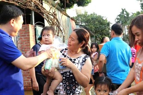 Báo Hànôịmới và Công ty Vinamilk trao 100.000 sản phẩm sữa hỗ trợ người dân vùng lũ