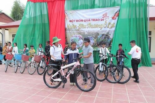 Ấm lòng chàng trai vượt hàng ngàn km để tổ chức Trung thu cho các em nhỏ vùng cao