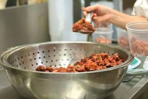 Căn bếp nhỏ giữa lòng Hà Nội sẻ chia với đồng bào qua hàng nghìn suất cơm nắm 0 đồng