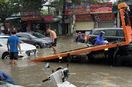 Nhiều xe chết máy, chật vật di chuyển sau mưa lớn trong đêm ở Thủ đô