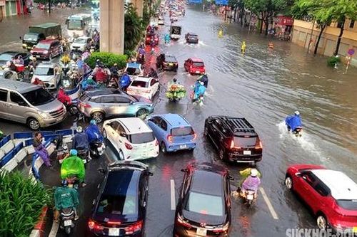 Sau cơn mưa sáng 16/9, phố Hà Nội 'hóa' thành sông