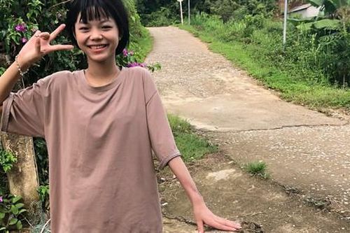 Chiến thắng ung thư xương, cô bé 15 tuổi trở về với làng bản, mái trường thân yêu