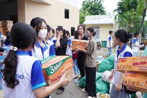 Tuổi trẻ Cần Thơ san sẻ với đồng bào miền Bắc: Chuyến xe lan tỏa yêu thương