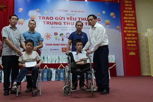 Trao 300 suất quà Trung thu cho trẻ em có hoàn cảnh đặc biệt