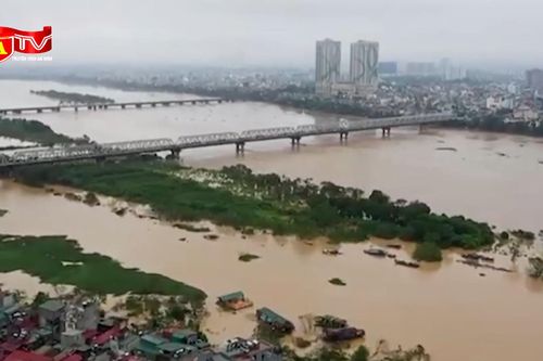 Tàu thuyền được lưu thông trở lại qua sông Hồng