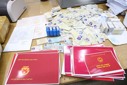 Đánh sập ổ nhóm tội phạm công nghệ cao