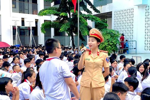 Ký cam kết chấp hành Luật an toàn giao thông trong môi trường sư phạm