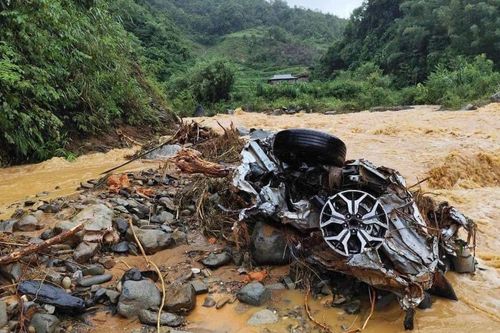 Thông tin mới nhất vụ xe khách và hai xe ô tô con bị lũ cuốn trôi ở Cao Bằng
