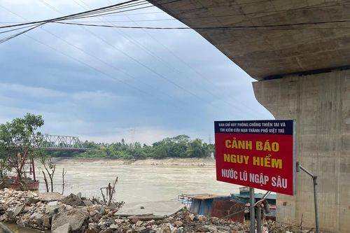 Phú Thọ: Xuất hiện sạt lở nghiêm trọng dưới chân cầu Hạc Trì