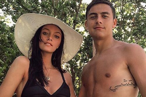Vợ Dybala gây sốc