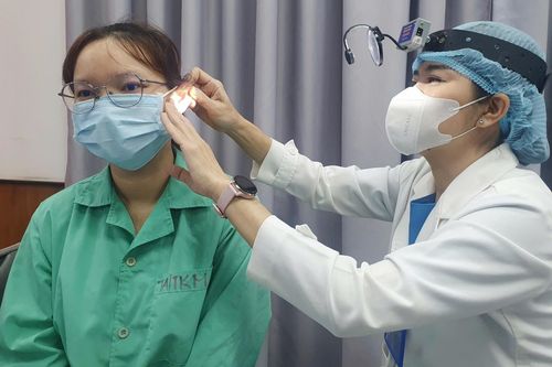 Chồng thúc trúng lúc đang ngoáy tai khiến vợ thủng màng nhỉ