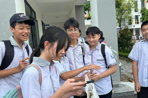Học sinh có nên sử dụng điện thoại khi đến trường?