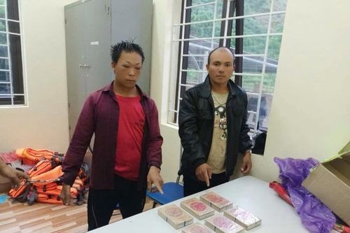 Bắt quả tang 2 đối tượng lợi dụng mưa bão để vận chuyển 6 bánh heroin