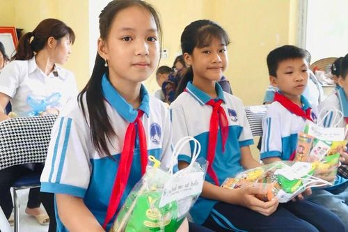Trung thu đáng nhớ của trẻ em vùng ngập úng tại huyện Ba Vì