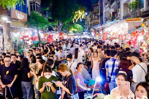 Dòng người tập nập vui chơi Trung thu trên phố Hàng Mã