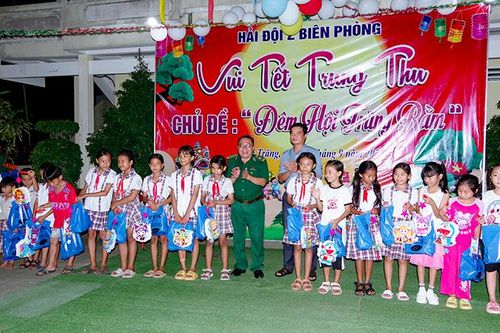 Sóc Trăng: Nhiều hoạt động chăm lo cho trẻ em nghèo vui Tết Trung thu