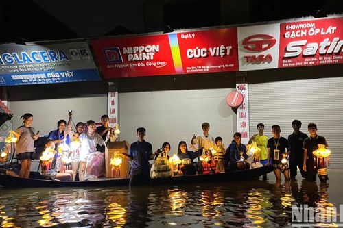 Những chiếc thuyền mang trung thu đến các vùng ngập lụt ở Hà Nội