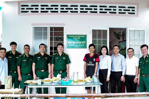 Trao nhà Đại đoàn kết cho người nghèo khu vực biên giới biển Sóc Trăng