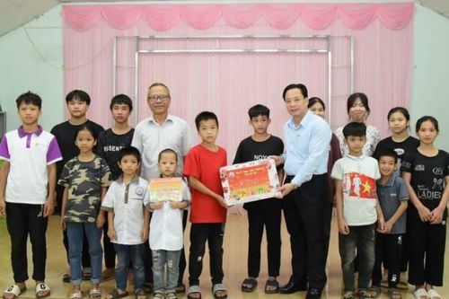 Lạng Sơn tổ chức nhiều hoạt động thăm hỏi, tặng quà cho các cháu thiếu nhi