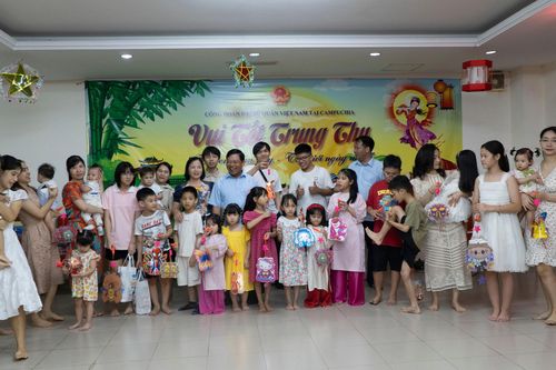 Tổ chức vui Tết Trung thu tại Campuchia