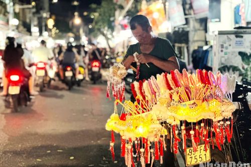 Giới trẻ chen nhau 'chật cứng' để đón Trung thu phố cổ Hà Nội