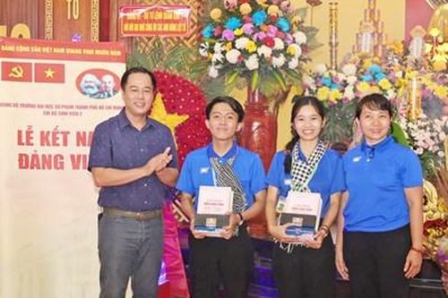 Kết nạp Đảng ở mặt trận tình nguyện hè