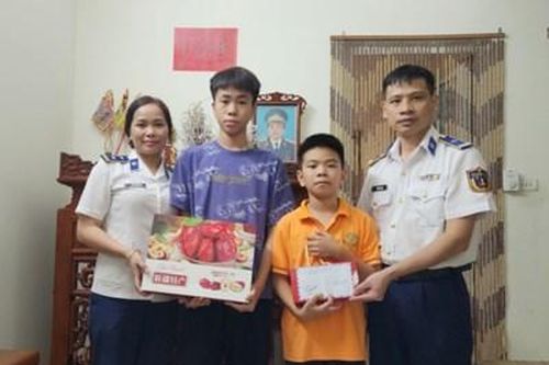 Sáng lên niềm tin từ 'Mẹ đỡ đầu' của Hội Phụ nữ Cảnh sát biển Việt Nam