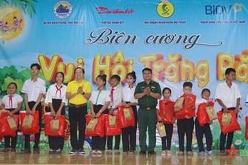 Bộ đội Biên phòng tỉnh Đắk Lắk trao quà Trung thu tặng trẻ em khó khăn biên giới