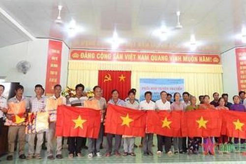 Hải đoàn 129 tuyên truyền pháp luật và hoạt động của âu tàu, làng chài trên biển